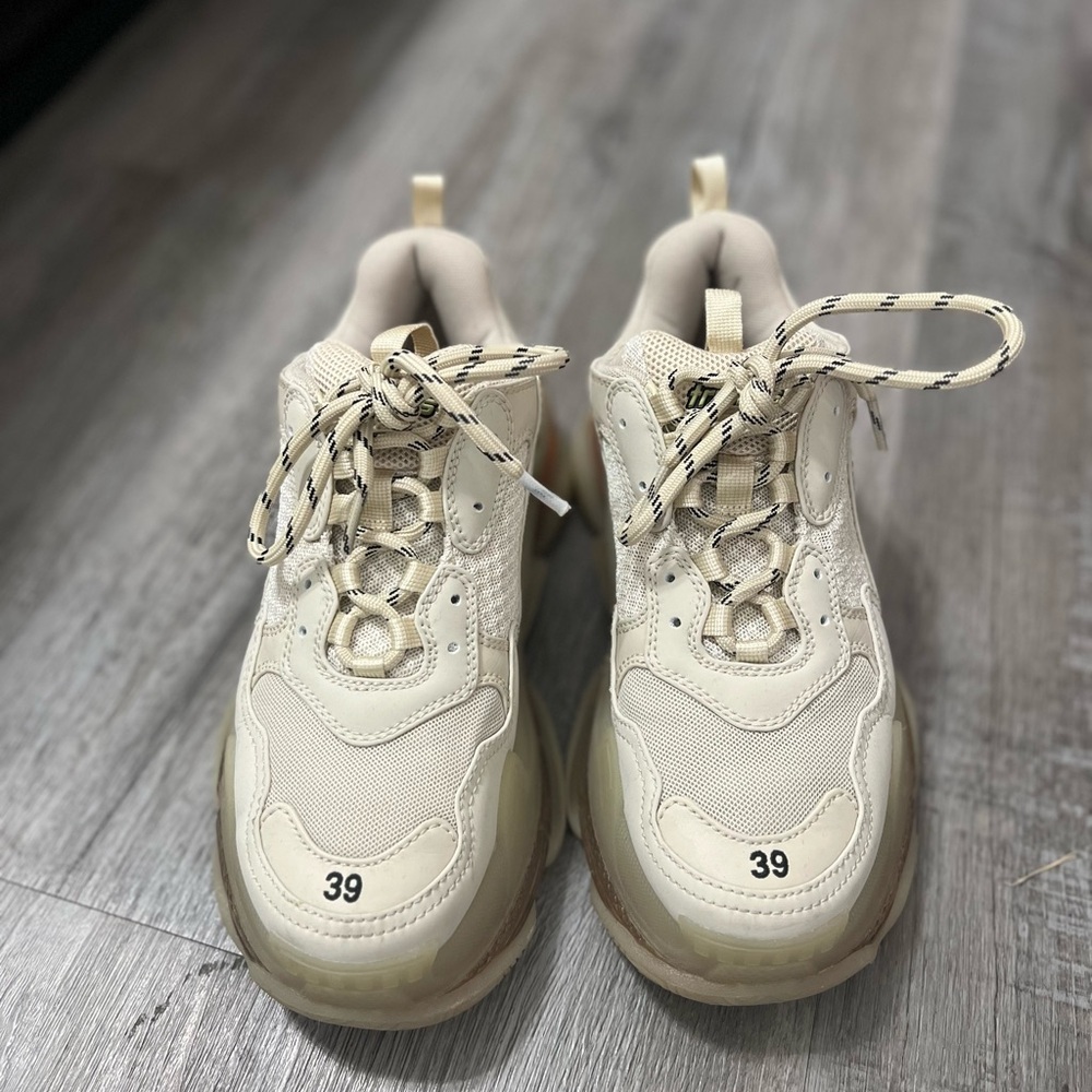 BALENCIAGA WOMEN'S TRIPLE S CLEAR SOLE SNEAKER IN BEIGE SIZE 39